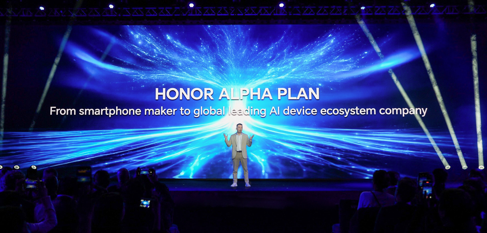 【MWC2025】榮耀宣佈轉型成為人工智慧設備生態系統公司,推出AI耳機和手錶